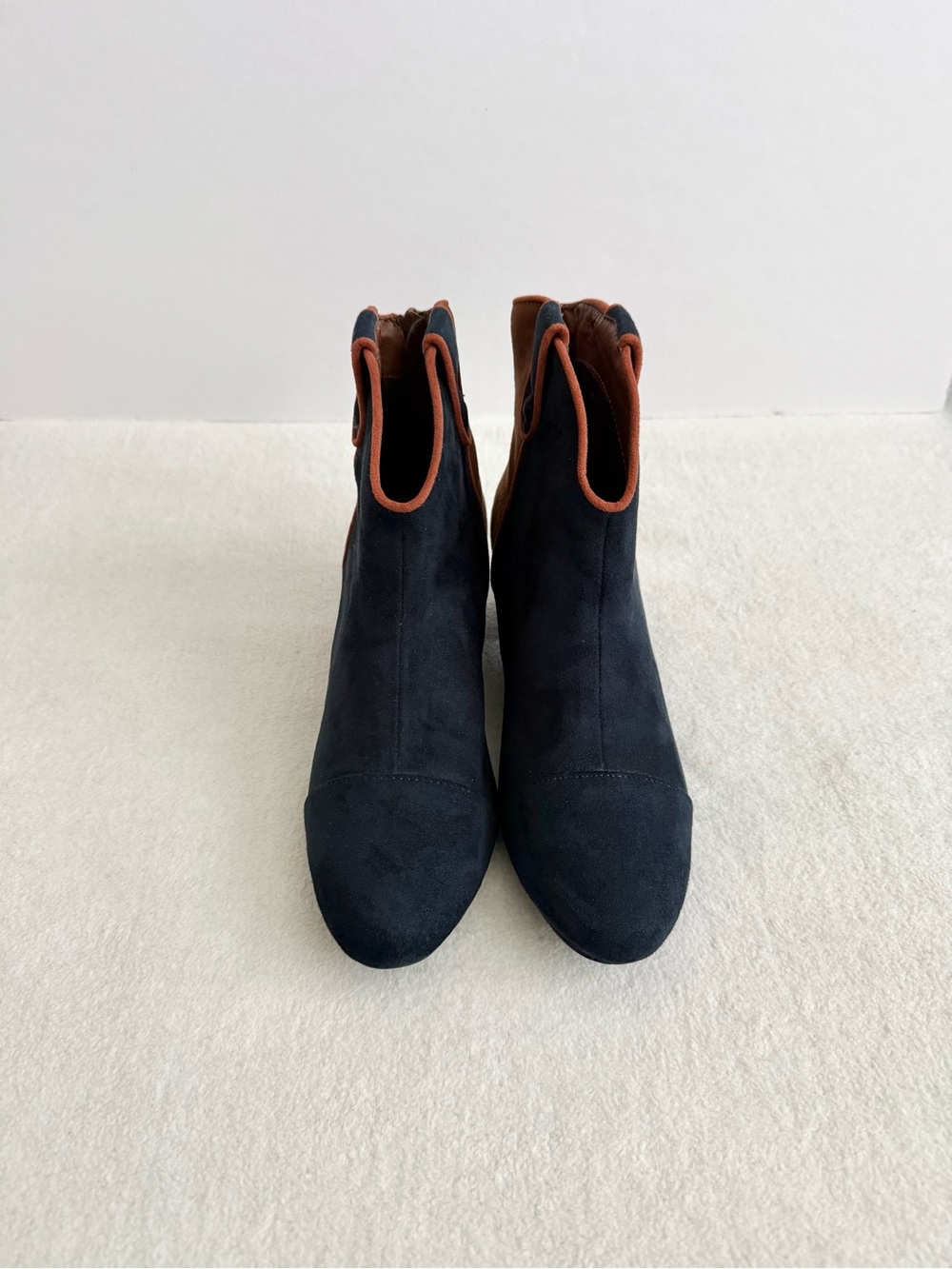 Anthropologie Vanessa Wu Two-Tone Suede Pointed Toe Ankle Boots Size 39 - Picture 3 of 8
